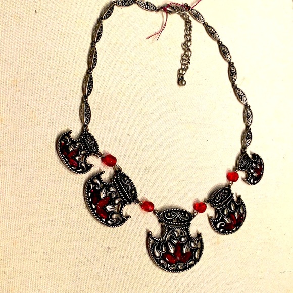 RED CRYSTAL DESIGNED BOUTIQUE NECKLACE - Picture 3 of 4